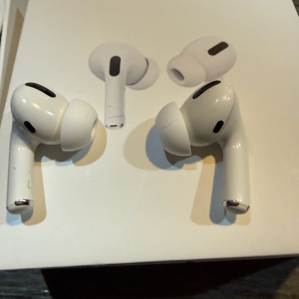 Apple AirPods Pro with White Charging Case